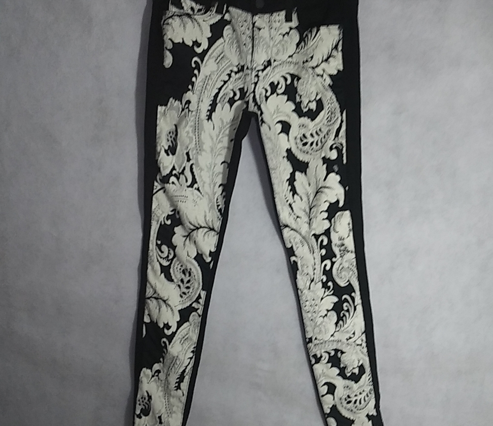 Embroidered front skinny jeans